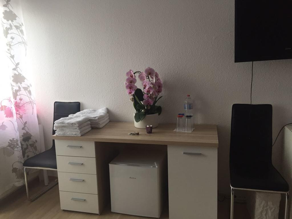 Privatzimmer Am Rathaus Касел Екстериор снимка